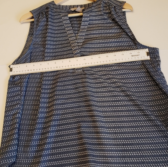 H&M Blue/White Wavy Retro Pattern V-Neck Sleeveless Blouse Size L - Picture 3 of 10
